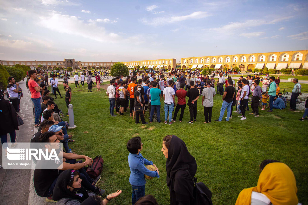 تصاویر: عدم رعایت فاصله گذاری اجتماعی در اصفهان و سنندج