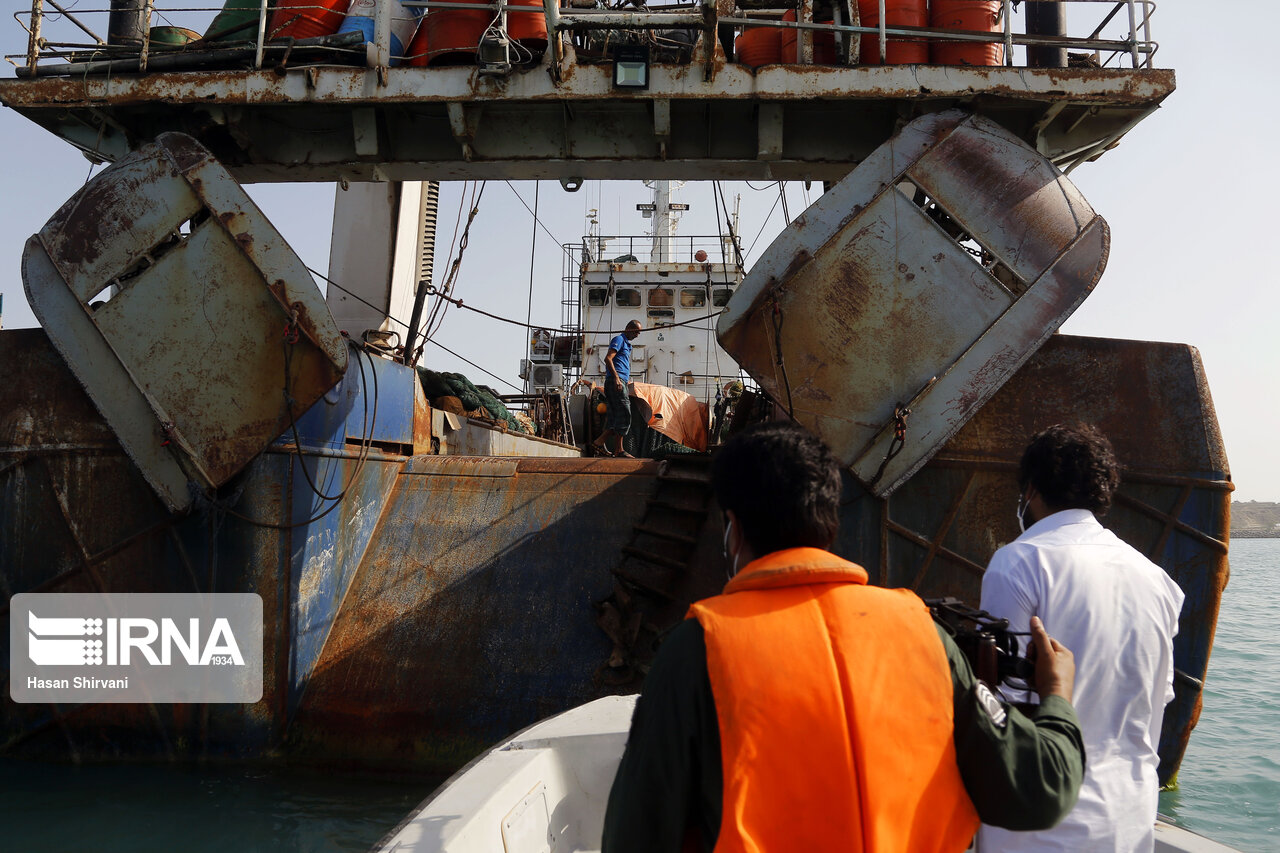 تصاویر: تصاویری از کشتی های ترال توقیف شده در دریای عمان