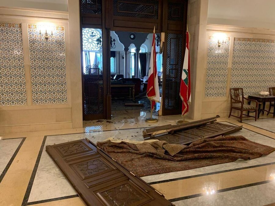 تصاویری از خسارت به دفتر نخست‌وزیری لبنان