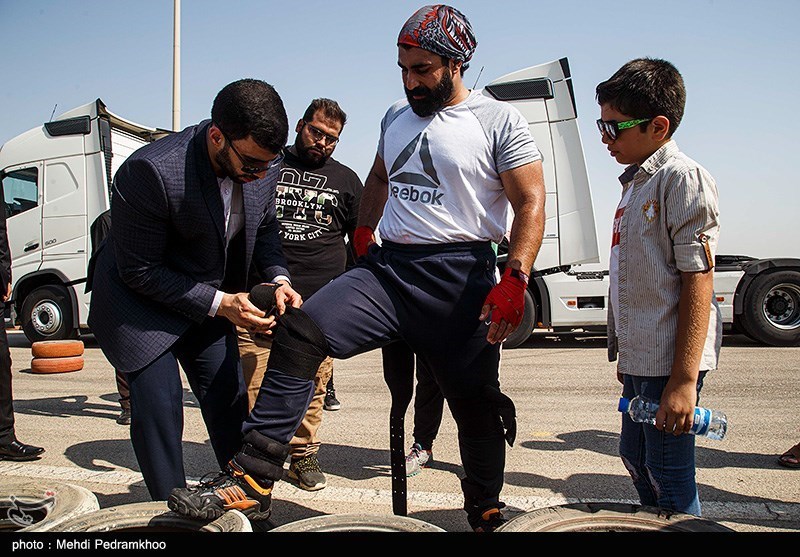 تصاویر: ثبت رکورد جهانی جابجایی کامیون با دندان توسط پوریا و فائزه سرلک