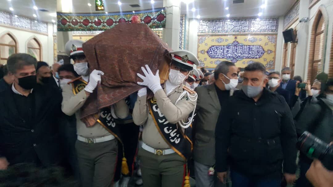 اقامه نماز بر پیکر خسرو آواز ایران / پیکر استاد شجریان به فرودگاه منتقل شد
