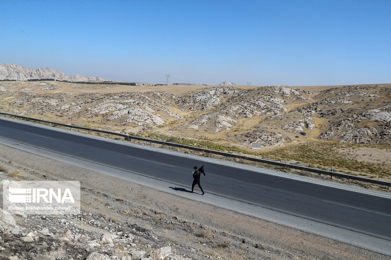 تصاویر: زائران پیاده در جاده‌های منتهی به مشهد