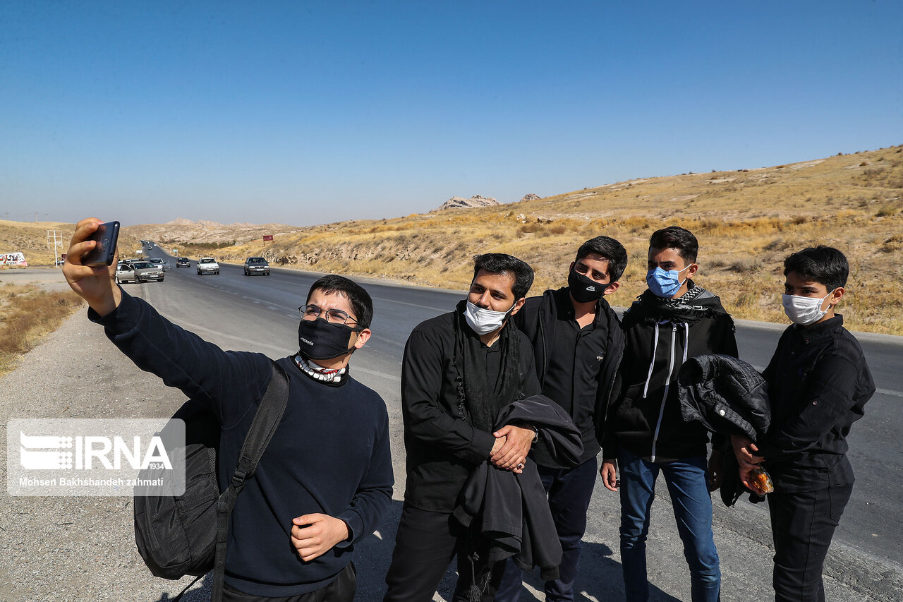 تصاویر: زائران پیاده در جاده‌های منتهی به مشهد