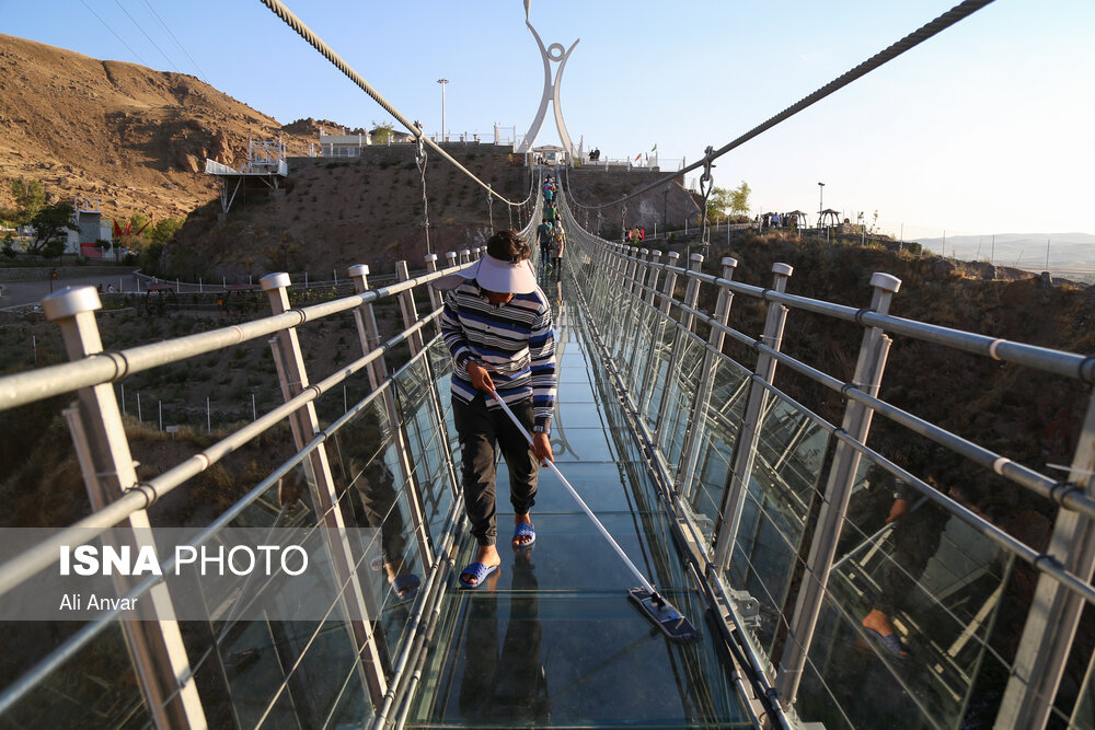تصاویر: نخستین پل معلق تمام شیشه‌ای قوسی شکل جهان در اردبیل