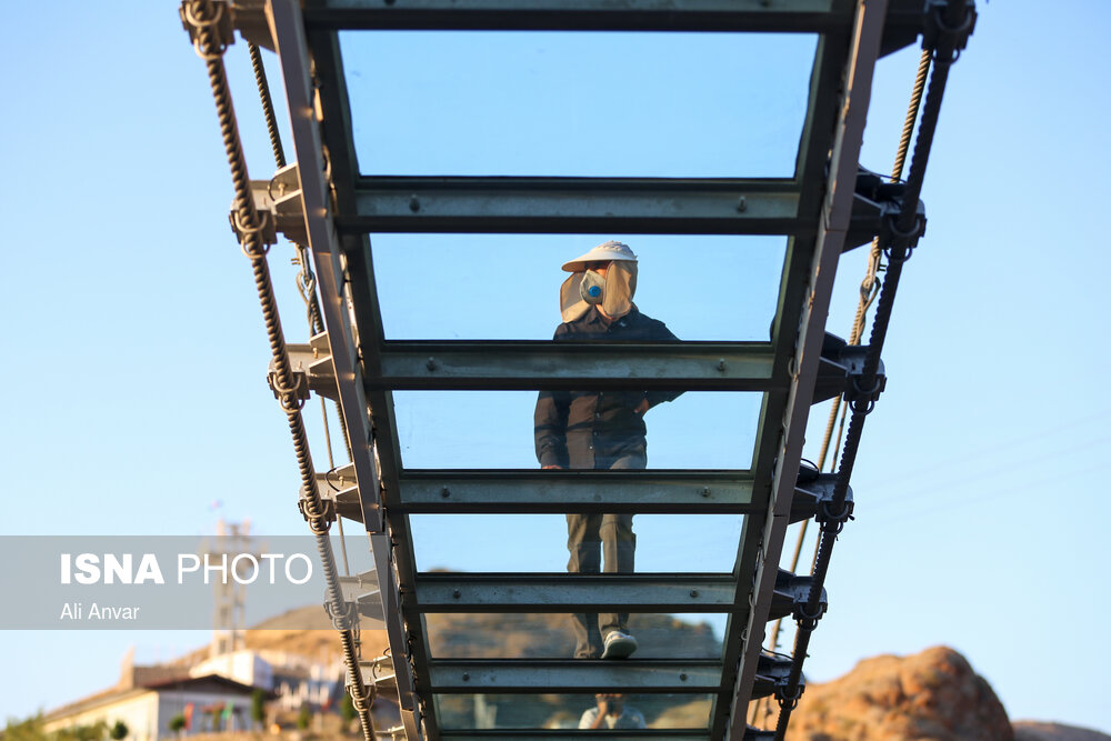 تصاویر: نخستین پل معلق تمام شیشه‌ای قوسی شکل جهان در اردبیل