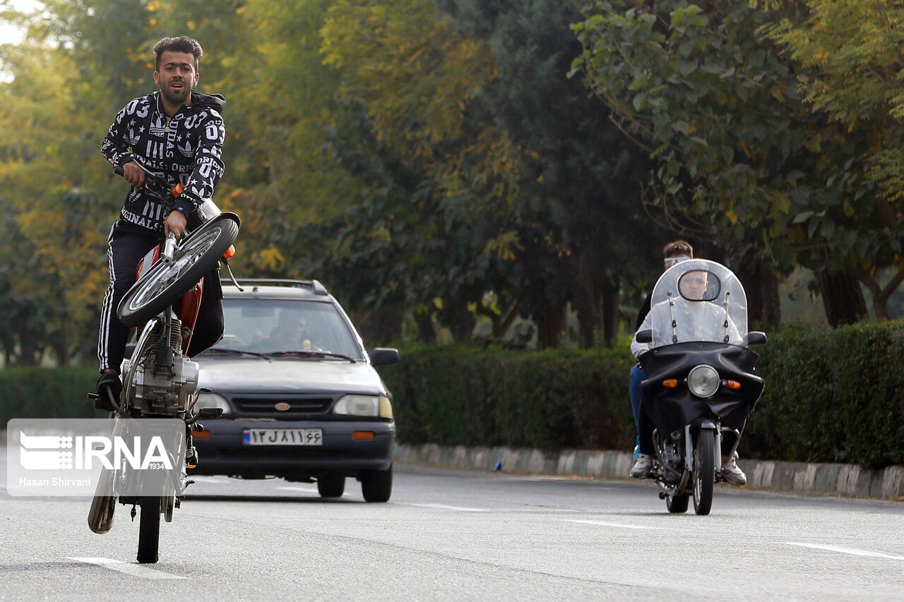 تصاویر: حرکات نمایشی با موتور سیکلت؛ تفریحی خطرناک