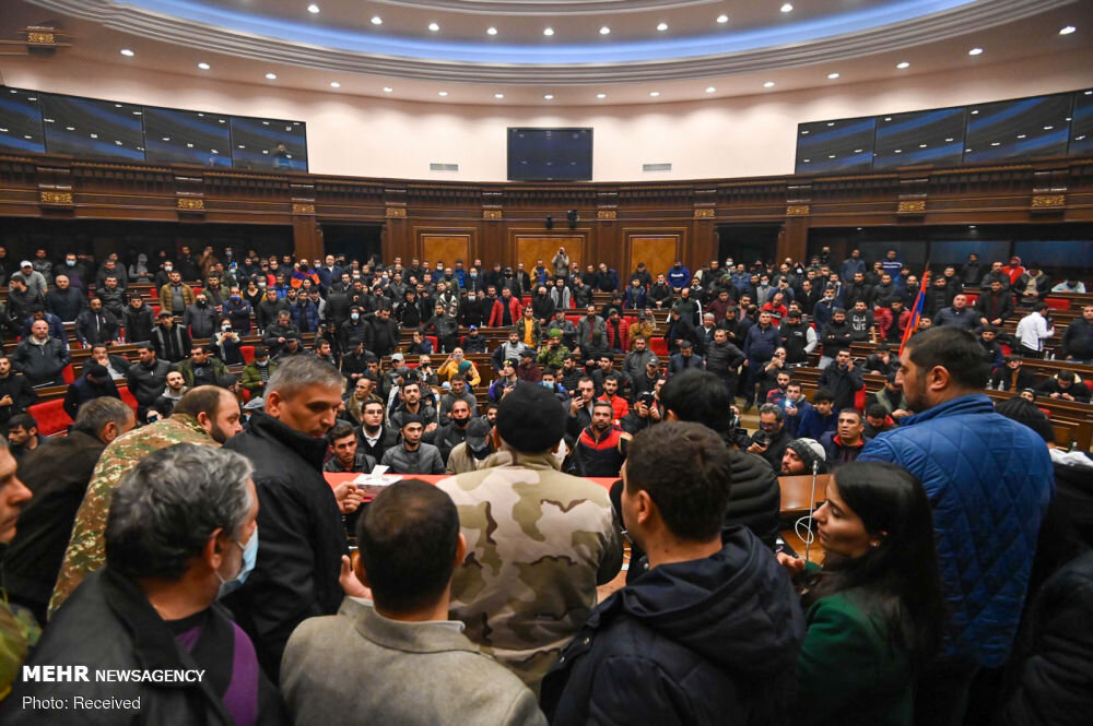 تصاویر: پارلمان ارمنستان در دست معترضان