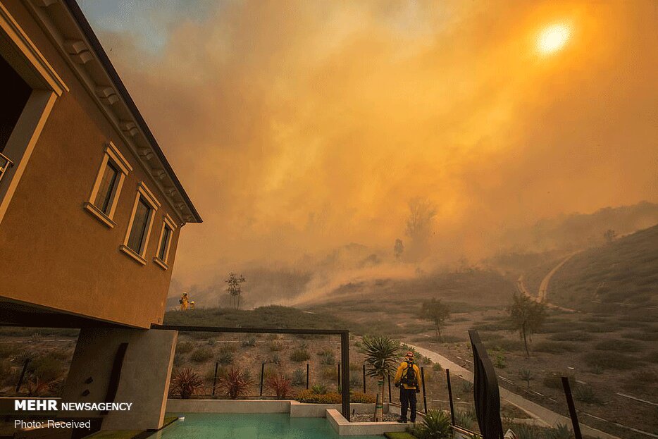 تصاویر: آتش‌سوزی جنگل‌های کالیفرنیا به مناطق مسکونی رسید