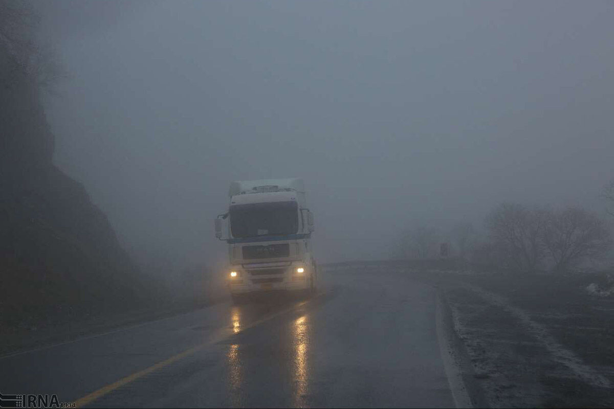 مه غلیظ میزان دید افقی در همدان را به کمتر از ۳۰ متر کاهش داد