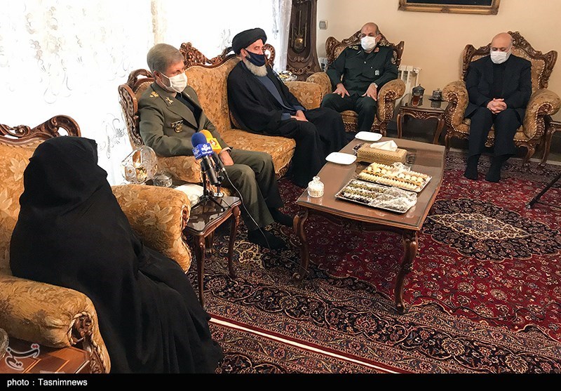 تصاویر: حضور وزیر دفاع در منزل شهید فخری زاده
