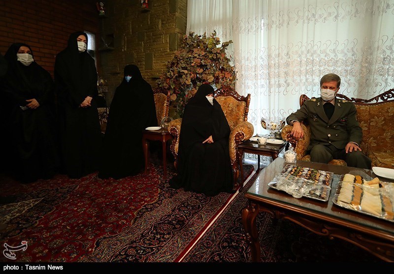 تصاویر: حضور وزیر دفاع در منزل شهید فخری زاده