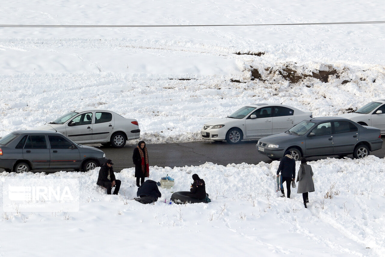 تصاویر: شادی بارش برف و بی توجهی به محدودیت های کرونایی