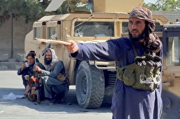 ویدیو / قیچی کردن مو و ضرب و شتم یک جوان افغان توسط طالبان