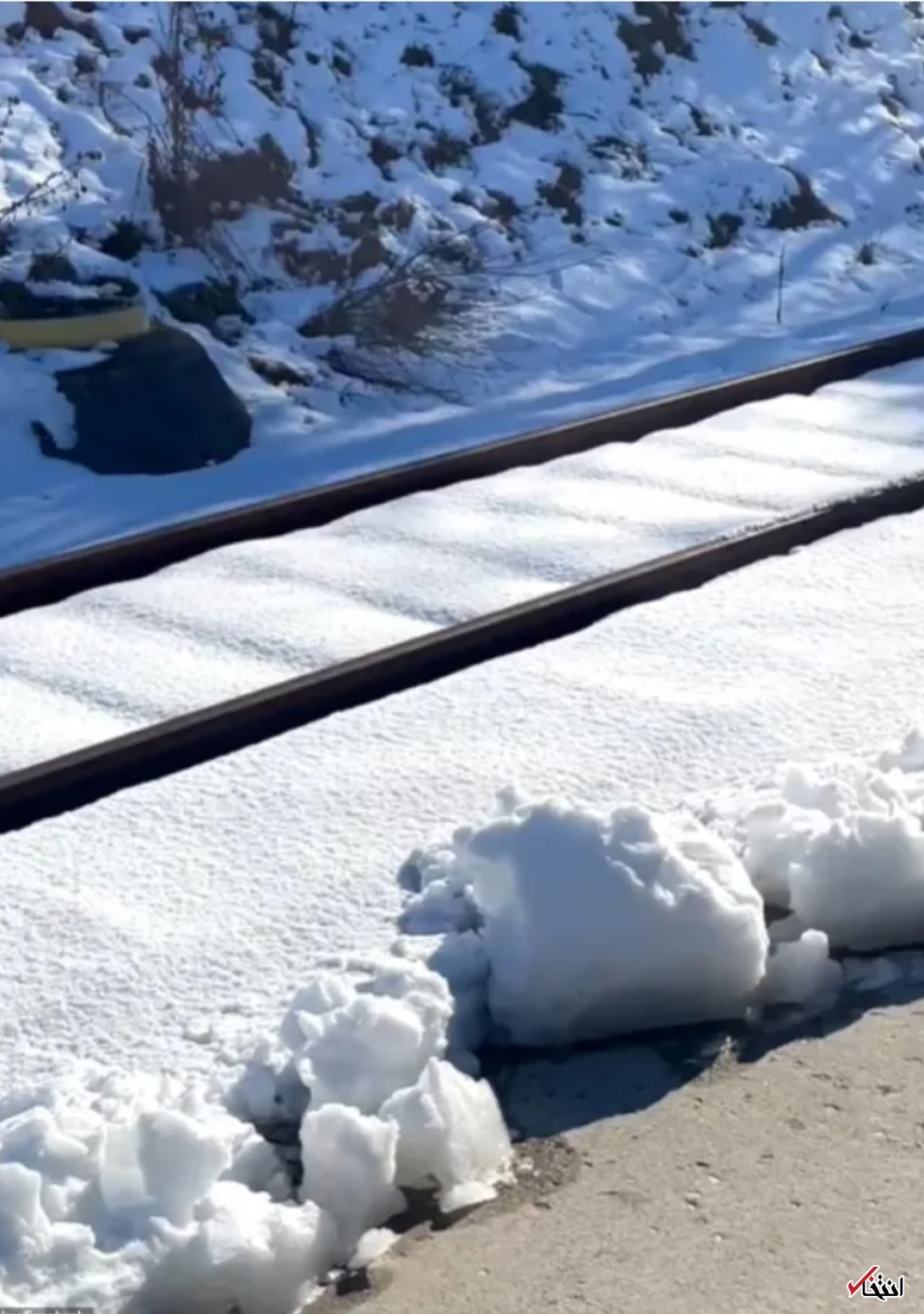 ۴۰ ساعت حبس شدن مسافران در قطار به علت برف سنگین+تصاویر