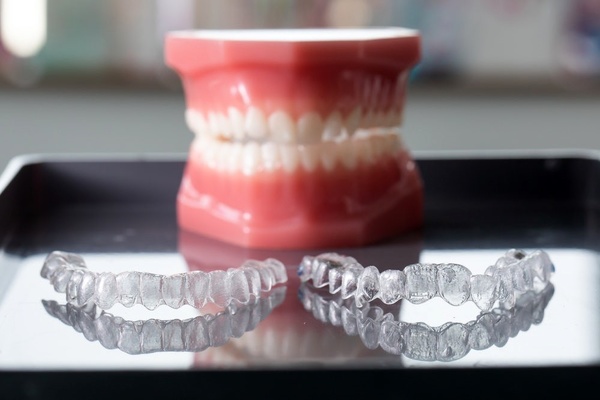 برای منظم شدن دندان ها لمینت بهتر است یا ارتودنسی نامرئی؟