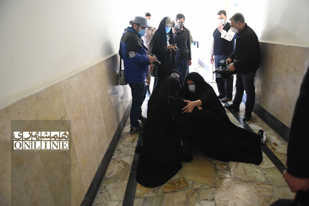 تصاویر:  بازماندگان قربانیان در دادگاه پرونده تروریستی حبیب اسیود / گریه‌های ناتمام در راهروهای دادگاه