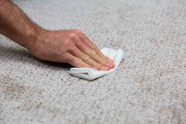 یک روش آسان برای پاک کردن لکه آبنبات از روی فرش
