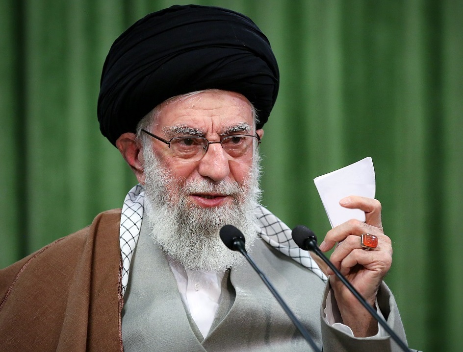 رهبر انقلاب: پیروزی این انقلاب به خاطر حضور مردم است نه با تفنگ و سیاسی کاری و حزب بازی