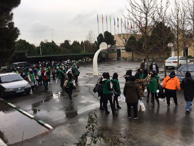 اعتراض زنان هوادار به فروش بلیت / تجمع مقابل درب ورزشگاه آزادی