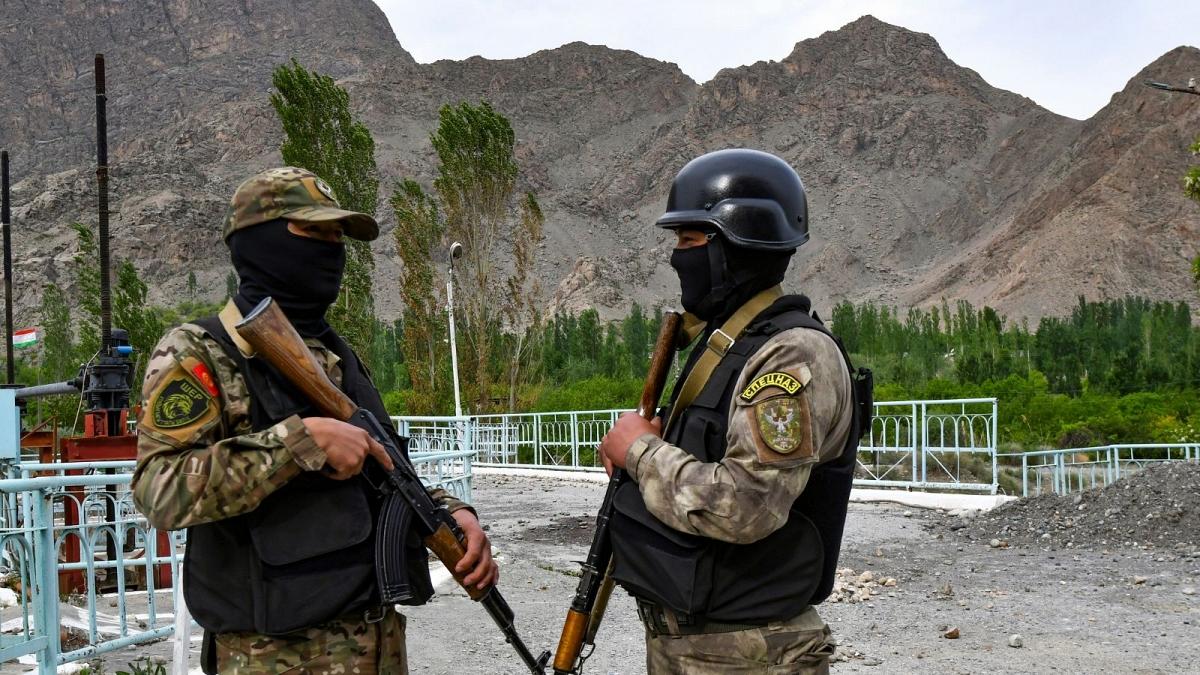 درگیری مرزی میان قرقیزستان و تاجیکستان؛ ۲ کشته و ۱۰ زخمی / قرقیزستان: اوضاع متشنج است / تاجیکستان: قرقیزها راه ها را مسدود می کنند