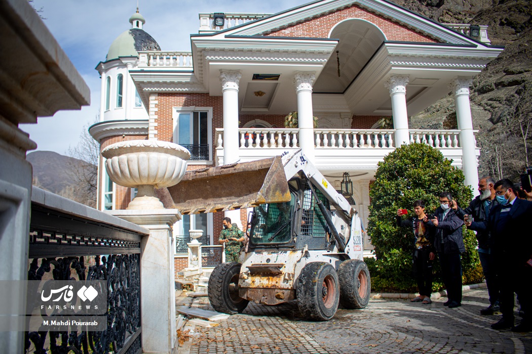 تصاویر: تخریب ابر ویلا در حریم رودخانه کرج