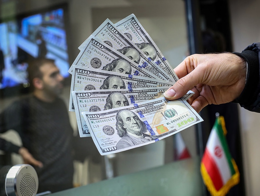 با حذف ارز ترجیحی، قطعا واردکنندگان خاص موفق به واردات کالاهای اساسی خواهند شد / برای پیشگیری از فساد، بهتر بود که دولت یک نهاد مشخص، ترجیحا شرکت بازرگانی دولتی را متولی واردات کالاهای اساسی با ارز ترجیحی میکرد / تورم در مورد سبد معیشتی بسیار فراتر از ۵۰ درصد است؛ در این وضعیت، یارانه نقدی قدرت خرید مردم را بیش از پیش تخریب میکند با حذف ارز ترجیحی، قطعا واردکنندگان خاص موفق به واردات کالاهای اساسی خواهند شد / برای پیشگیری از فساد، بهتر بود که دولت یک نهاد مشخص، ترجیحا شرکت بازرگانی دولتی را متولی واردات کالاهای اساسی با ارز ترجیحی میکرد / تورم در مورد سبد معیشتی بسیار فراتر از ۵۰ درصد است؛ در این وضعیت، یارانه نقدی قدرت خرید مردم را بیش از پیش تخریب میکند