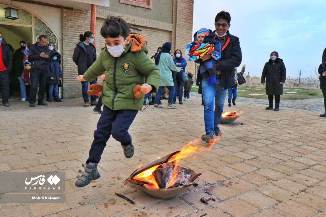 تصاویر: آیین قاشق&zwnj;زنی شب چهارشنبه&zwnj;سوری در همدان
