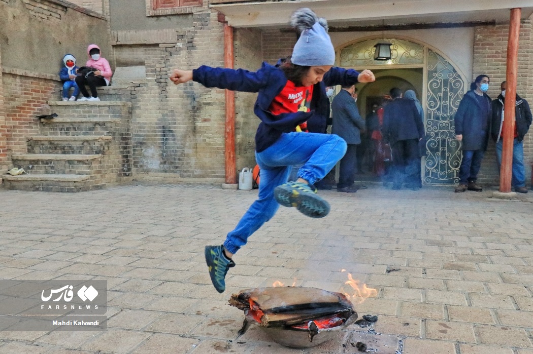 تصاویر: آیین قاشق&zwnj;زنی شب چهارشنبه&zwnj;سوری در همدان