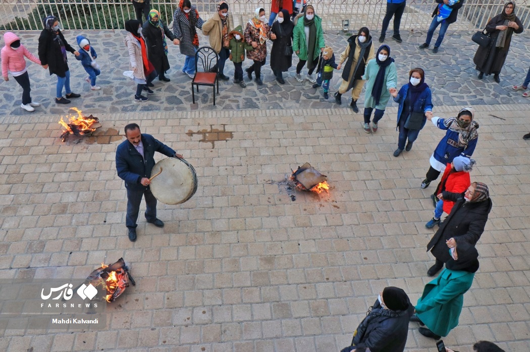 تصاویر: آیین قاشق&zwnj;زنی شب چهارشنبه&zwnj;سوری در همدان