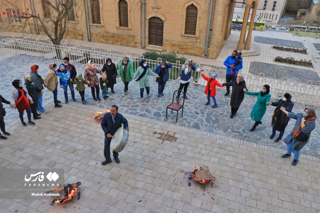 تصاویر: آیین قاشق&zwnj;زنی شب چهارشنبه&zwnj;سوری در همدان