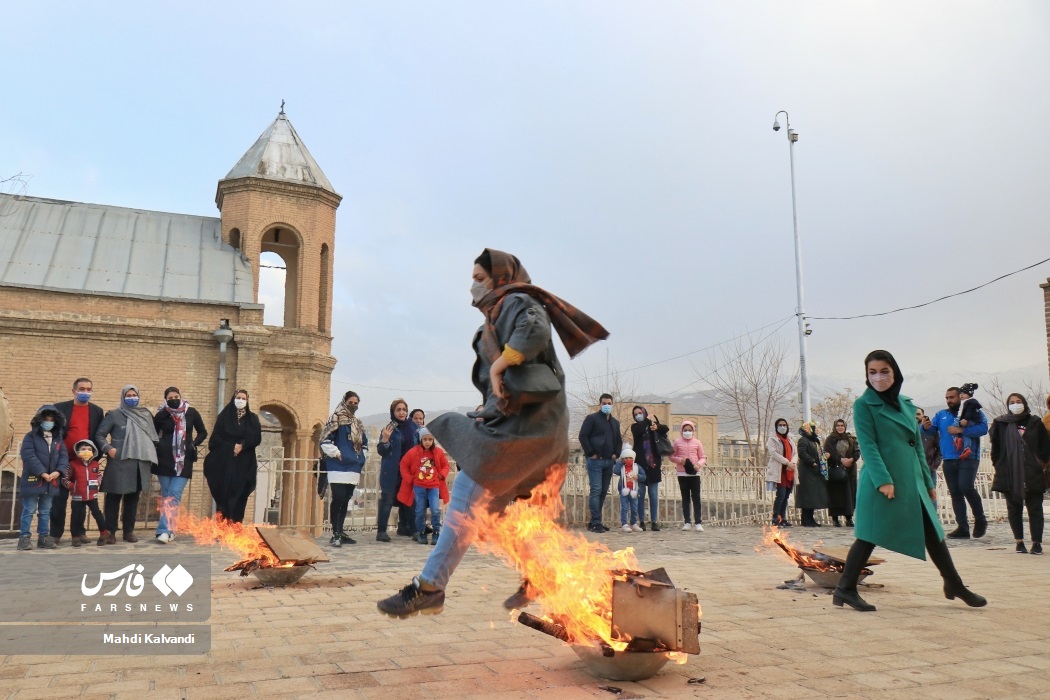 تصاویر: آیین قاشق&zwnj;زنی شب چهارشنبه&zwnj;سوری در همدان