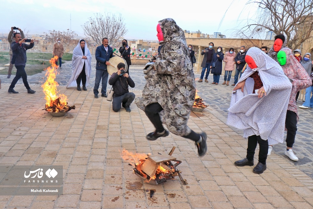 تصاویر: آیین قاشق&zwnj;زنی شب چهارشنبه&zwnj;سوری در همدان