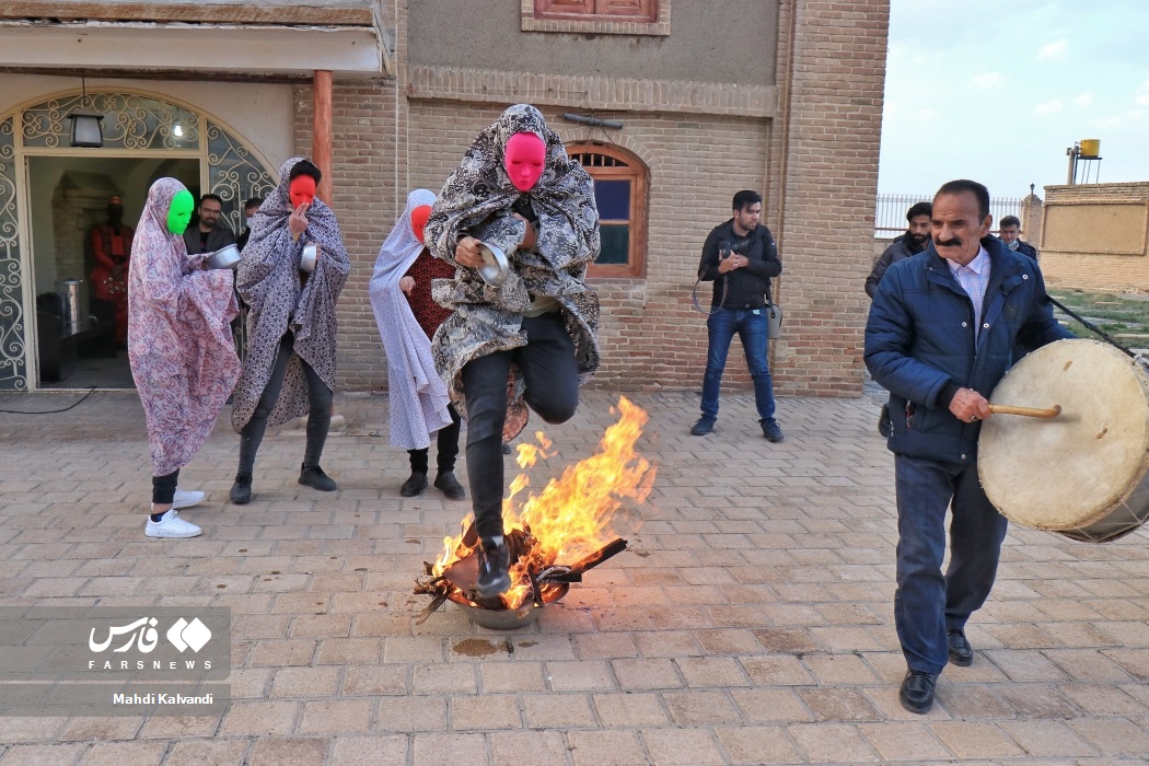 تصاویر: آیین قاشق&zwnj;زنی شب چهارشنبه&zwnj;سوری در همدان
