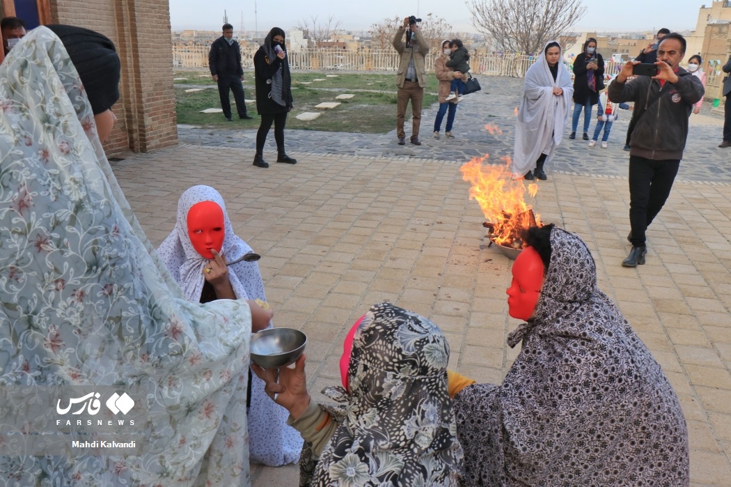تصاویر: آیین قاشق&zwnj;زنی شب چهارشنبه&zwnj;سوری در همدان