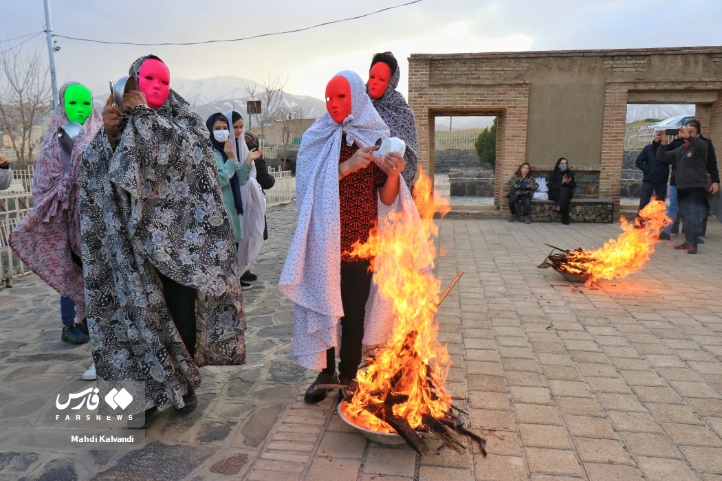 تصاویر: آیین قاشق&zwnj;زنی شب چهارشنبه&zwnj;سوری در همدان