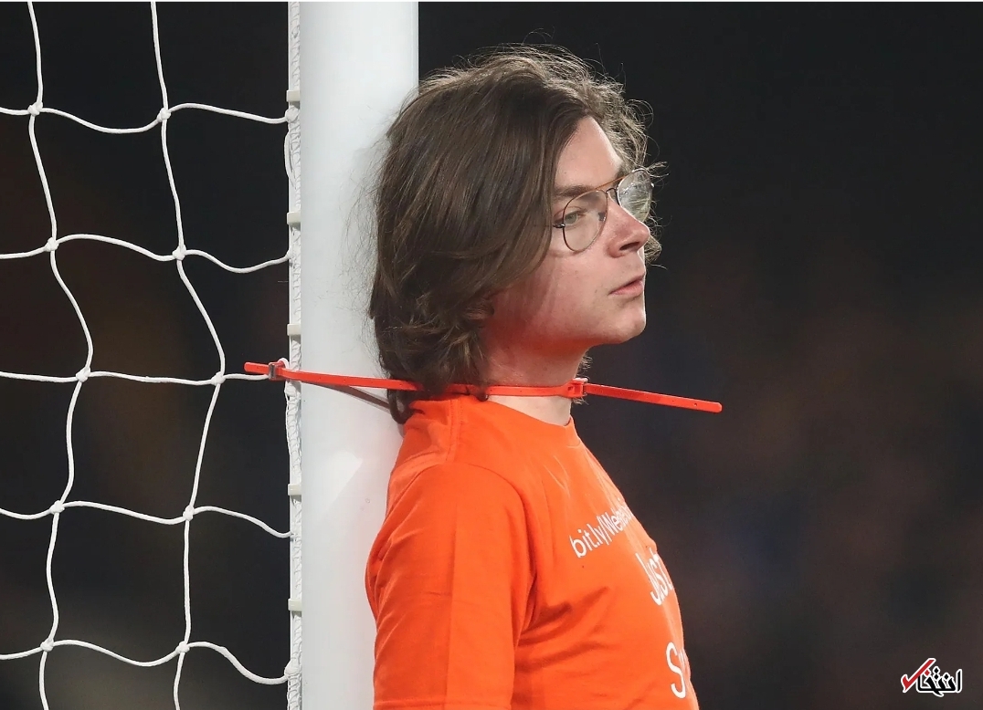 معترض محیط زیستی خود را به تیرک دروازه بست!