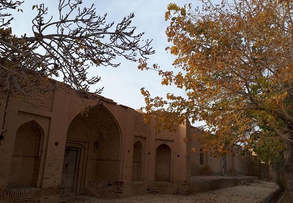 ده «امیرآباد» که منزل است پیدا بود، قلعه خوبی داشت