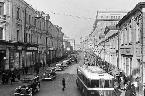 قسمت ۱۱/ خیابان‌ معروف مسکو به نام شاعر ملی شوروی ماکسیم گورکی نامیده شده