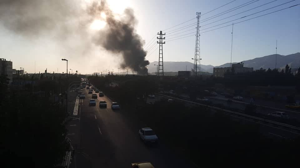 آتش سوزی وسیع یکی از کارخانه های غرب تهران / شرکت شهر خودرو با آتش شرکت بهنوش درگیر شده