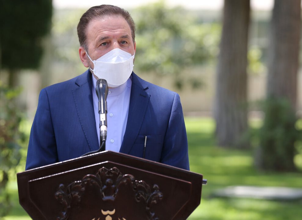 واعظی: کاش نامزدهایی که این همه علیه دولت حرف زدند، تا می دیدند که از ۶۰ میلیون رای دهنده، چه تعداد به آنان رای می&zwnj;دهند / برخی نامزدها با طرح مسائل منفی، قول های عجیب و غریبی دادند؛ ما در سال ۹۶ یک دهم این قول&zwnj;ها را ندادیم / بهتر دیدیم زمان بگذرد و گرد و غبار انتخابات فروکش کند تا مردم دیر یا زود متوجه شوند دولت در این شرایط سخت چقدر تلاش کرده است