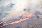 ویدیو / مهار آتش در کوه «حاتم»؛ ردپای قاچاقچیان ذغال در آتش‌سوزی‌های زاگرس