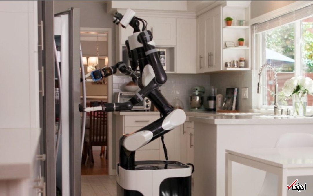 ربات نظافتچی تویوتا هنگام کار عکس سلفی می‌گیرد