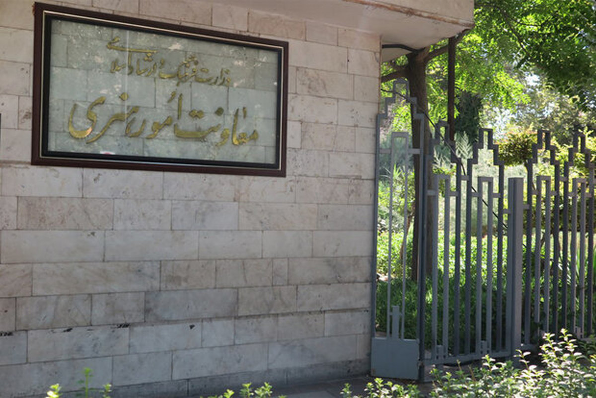 کیهان: در بدنه مدیریت فرهنگ و هنر دولت&zwnj; روحانی شاهد جریان نفوذ بودیم / برخی هنرمندان و مدیران هنری با سفارتخانه&zwnj;ها مراودات مشکوک دارند / افراد نان به نرخ روز خور با تعویض رئیس&zwnj;جمهور، تغییر موضع می&zwnj;دهند / دولت رئیسی باید با پاکسازی، یک انقلاب در حوزه فرهنگ و هنر به پا کند