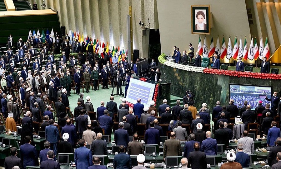 آغاز رسمی مراسم تحلیف سیزدهمین دوره‌ ریاست جمهوری ایران / غیبت آملی لاریجانی و علی لاریجانی در مراسم