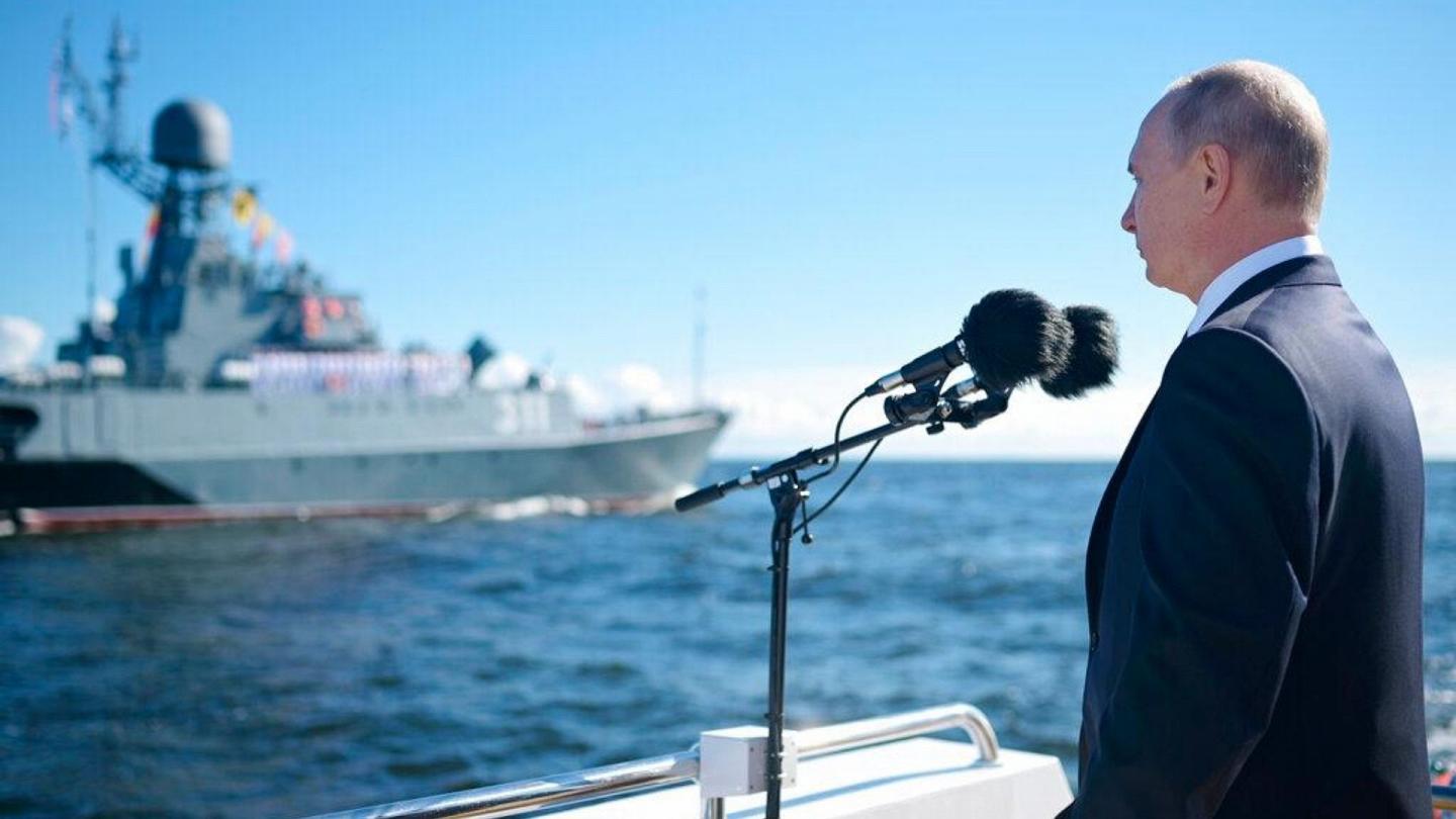 رئیس‌جمهور روسیه: نیروهای دریایی روسیه دشمنان در سطح آب، زیر آب و در پهنه آسمان شناسایی می‌کنند / ناوگان دریایی دفاع از سرزمین و منافع ملی روسیه را تضمین کرده است. نیروهای دریایی ما قادر به شناسایی دشمنان در سطح آب، زیر آب و در پهنه آسمان هستند.