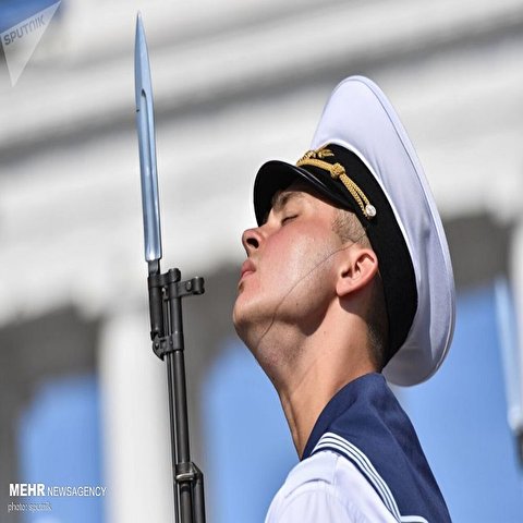 تصاویر: جشن روز نیروی دریایی در شهرهای روسیه