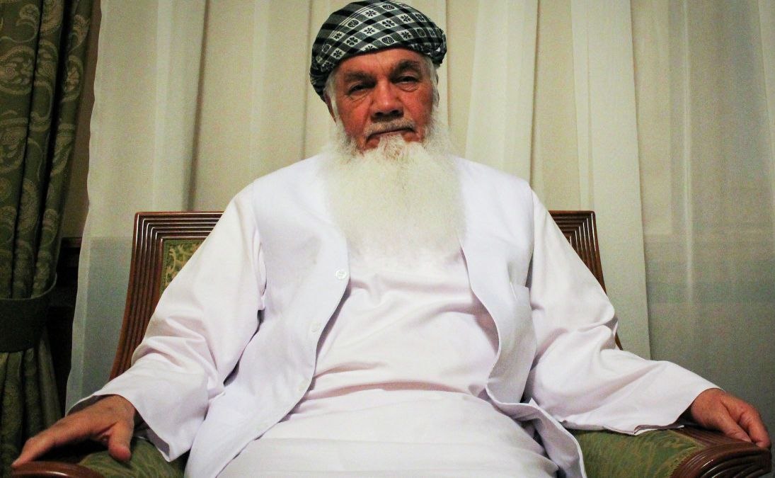 امیر اسماعیل خان، والی هرات که از چنگ طالبان گریخت: بعد از فرار اولم از دست طالبان در مرز ایران، به مین برخورد کردم / یکی از آرزوهای خلیلزاد این بود که مرا از هرات بیرون کند / تا وقتی در هرات بودیم، اجازه ندادیم سرباز خارجی به آنجا بیاید / در هرات مسائل شیعه و سنی حل شده بود؛ حالا هم در یک کوچه شیعه و سنی در یک جا زندگی میکنند / افغانها همیشه ایران را خانهی دوم خود میدانند / آدمهای نفهمی به نام تعصب میگویند نوروز را نباید به عنوان عید جشن بگیریم / در افغانستان یک نوع کودتا صورت گرفت؛ اشرف غنی واقعا یک خیانت بزرگ ملی کرد؛ آخر هم گفت ما افغانستان را به وارثین اصلی آن تحویل دادیم که پشتونها هستند / حکومت طالبان دوام نخواهد آورد / مقاومت چنجشیر تنها نیست؛ کمکم بقیه ولایات افغانستان هم همکاری خود را اعلام میکنند / ایران می تواند فشار سیاسی وارد کند تا طالبها را وادار بسازند که حکومت مشارکتی تشکیل دهد / کرزی مثل غنی خیانت نکرد / نقش کرزی و عبدالله را مثبت میدانم امیر اسماعیل خان، والی هرات که از چنگ طالبان گریخت: بعد از فرار اولم از دست طالبان در مرز ایران، به مین برخورد کردم / یکی از آرزوهای خلیلزاد این بود که مرا از هرات بیرون کند / تا وقتی در هرات بودیم، اجازه ندادیم سرباز خارجی به آنجا بیاید / در هرات مسائل شیعه و سنی حل شده بود؛ حالا هم در یک کوچه شیعه و سنی در یک جا زندگی میکنند / افغانها همیشه ایران را خانهی دوم خود میدانند / آدمهای نفهمی به نام تعصب میگویند نوروز را نباید به عنوان عید جشن بگیریم / در افغانستان یک نوع کودتا صورت گرفت؛ اشرف غنی واقعا یک خیانت بزرگ ملی کرد؛ آخر هم گفت ما افغانستان را به وارثین اصلی آن تحویل دادیم که پشتونها هستند / حکومت طالبان دوام نخواهد آورد / مقاومت چنجشیر تنها نیست؛ کمکم بقیه ولایات افغانستان هم همکاری خود را اعلام میکنند / ایران می تواند فشار سیاسی وارد کند تا طالبها را وادار بسازند که حکومت مشارکتی تشکیل دهد / کرزی مثل غنی خیانت نکرد / نقش کرزی و عبدالله را مثبت میدانم