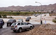 ویدیو / سیل در عمان در پی طوفان شاهین / جریان آب اتومبیل ها و سرنشینان آن را با خود برد