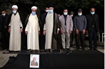 ویدیو /  تصاویری از اقامه نماز مقام معظم رهبری بر پیکر آیت‌الله حسن‌زاده آملی