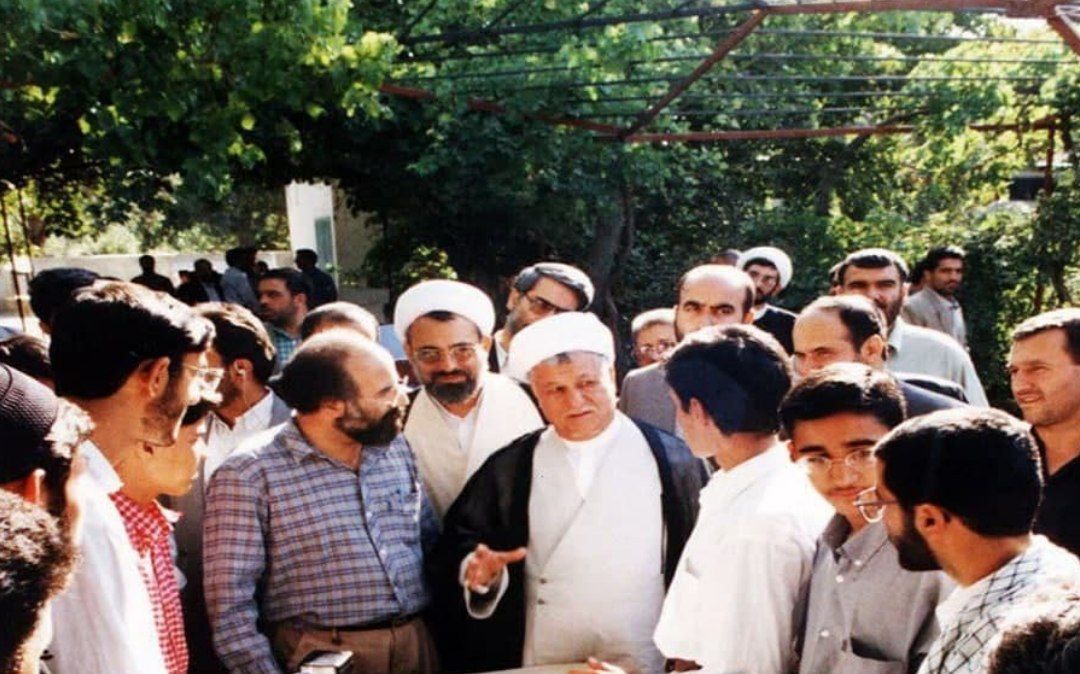 خاطرات آیت الله هاشمی رفسنجانی، ۱۸ آذر ۱۳۷۷: ری شهری گفت جلسه [سید محمد]خاتمی با دانشجویان مورد اعتراض نیرو‌های حزب اللهی است